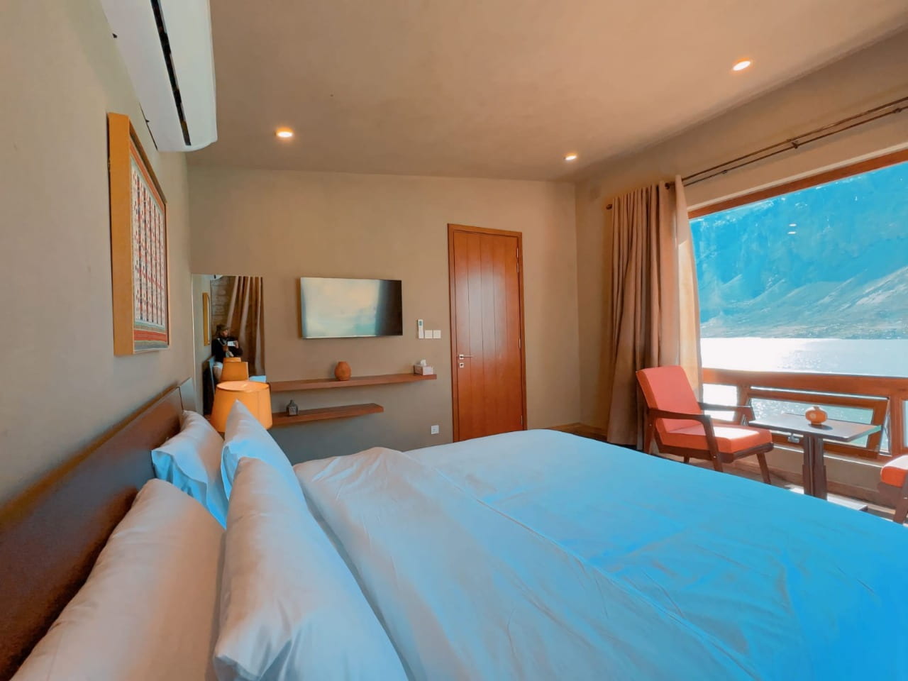 Lake View Room