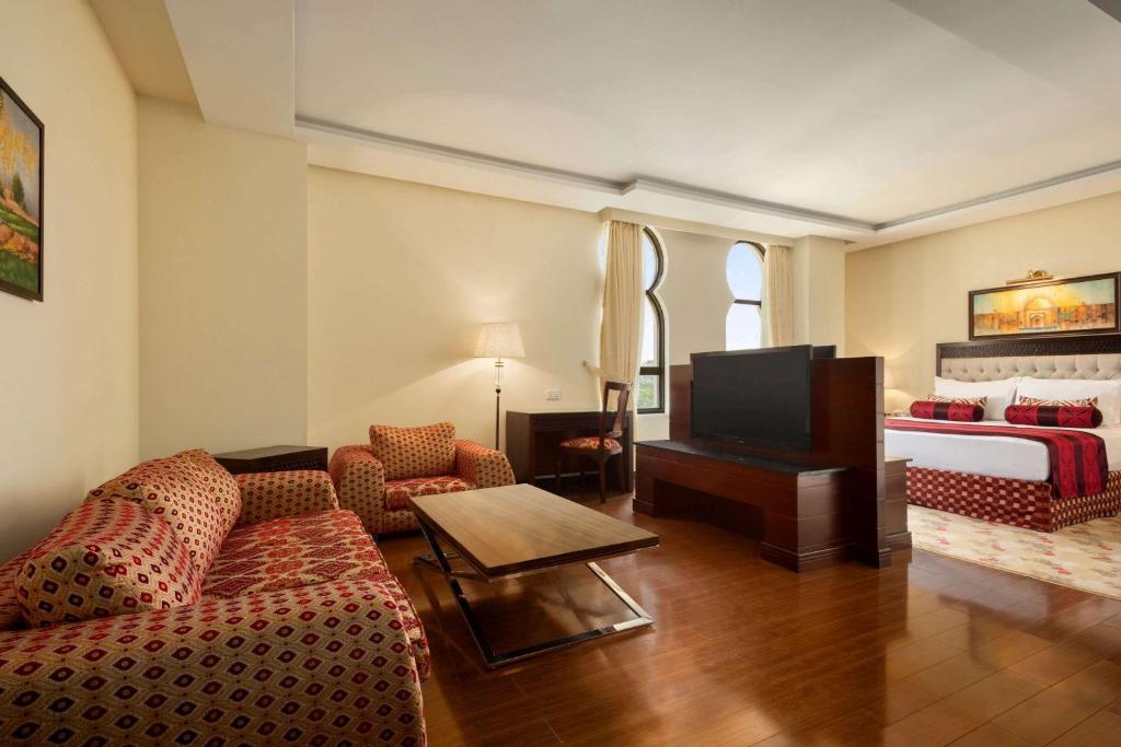 Deluxe Suite 
