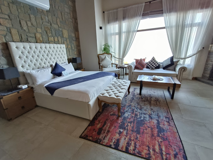 Chalets Pine Deck (4 Bedroom Cottage)