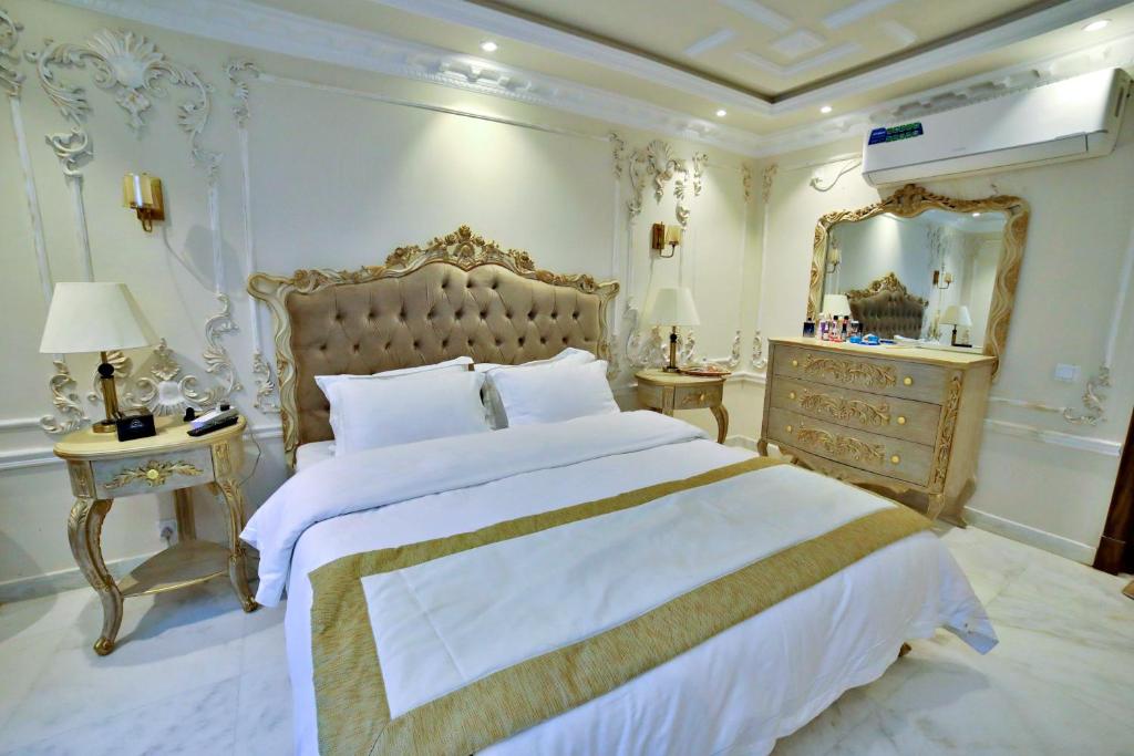 Deluxe King Room